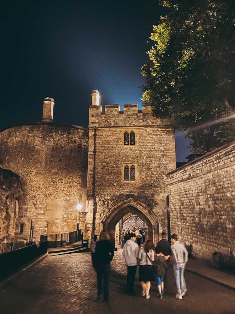 the-ceremony-of-the-keys-visiting-the-tower-of-london-s-historic-ritual